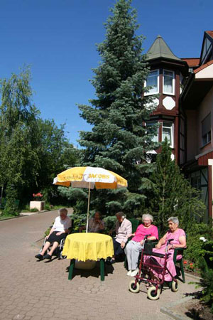 Parkähnlichen Anlage mit Pergola und einem Fischteich - Wohnen im Seniorenhaus Nauheim